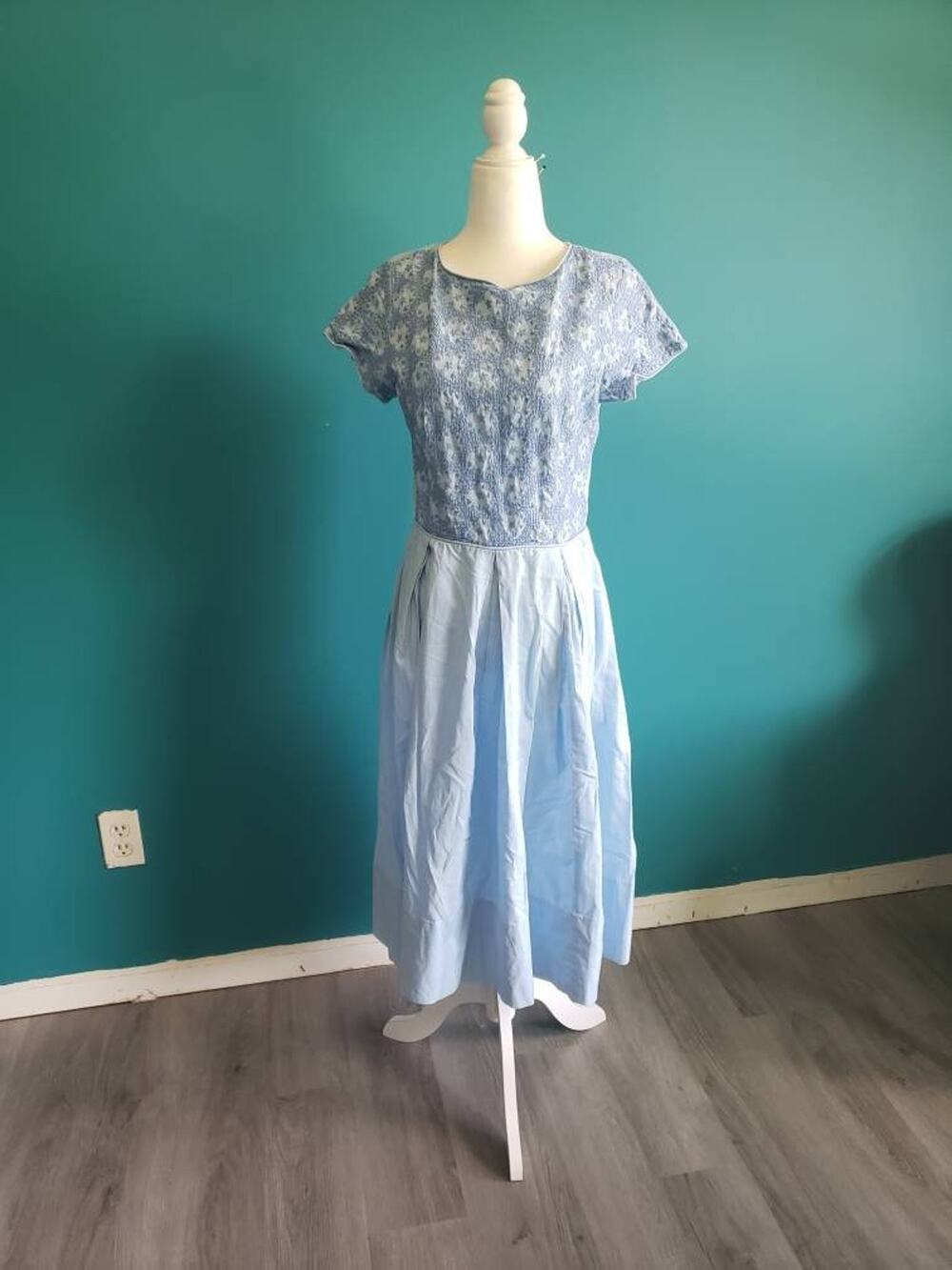 Vintage 50s Shirtdress Embroidered Pastel Baby Blue Medium Pinup 1950s